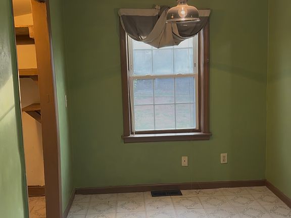 5th image of 421 Walton St