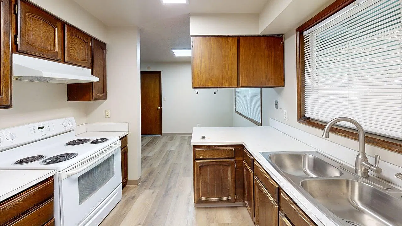 3 bed, 1038 sqft, $1,825 — Photo 2