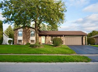 135 Castle Grove Dr, Rochester, NY 14612