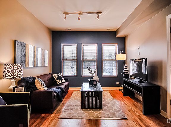 3rd image of 1150 W Cornelia Ave #2
