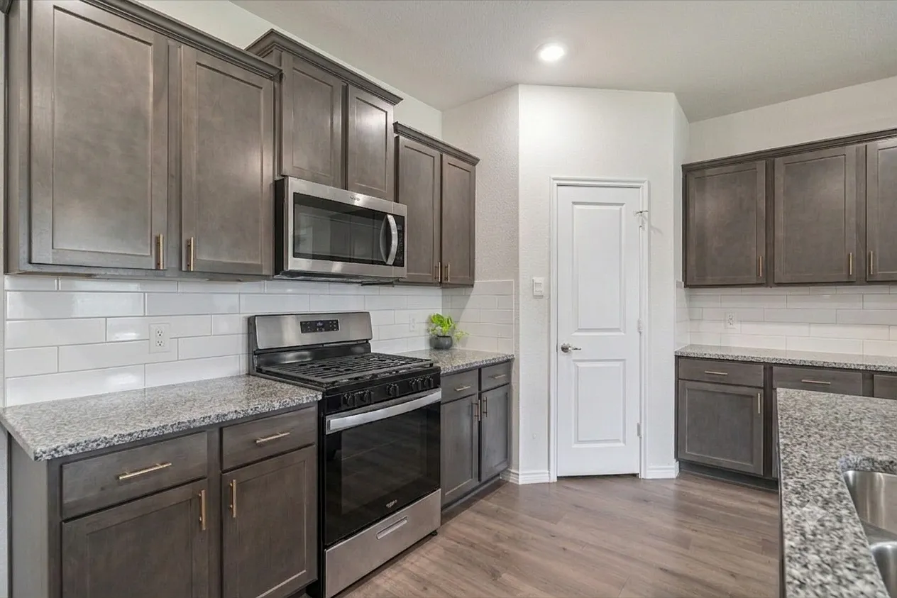 4 bed, 2537 sqft, $2,500 — Photo 2