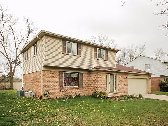 2nd image of 2872 Elmwood St