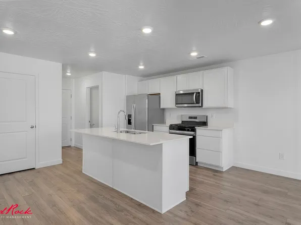 1868 S Wolverine Way, Washington, UT 84780