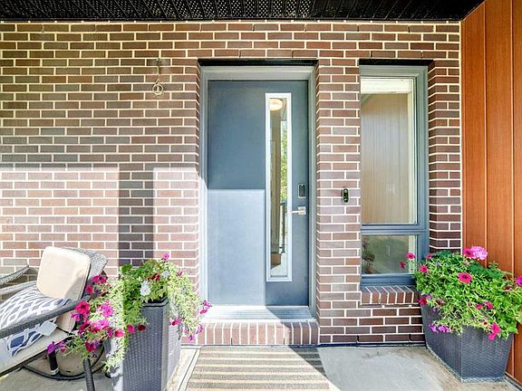 5th image of 16 W Lebel Cres NW