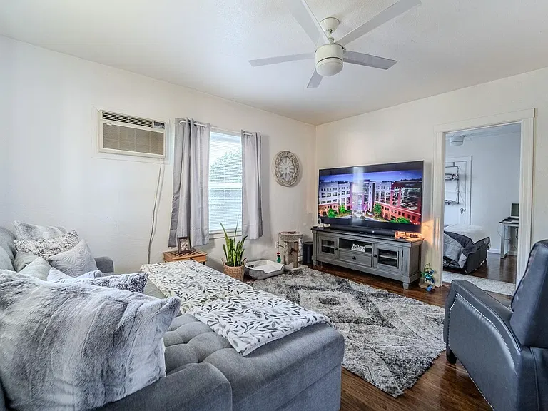 824 C St — Photo 3