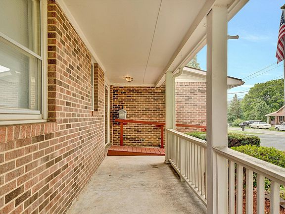 4th image of 216 Poplar Ave