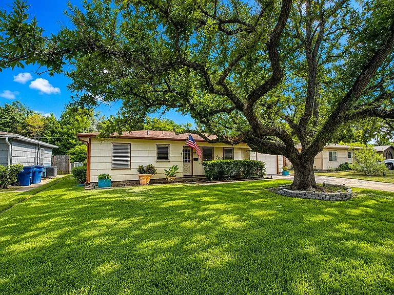 5013 Live Oak Dr — Photo 2