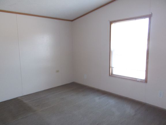 4th image of 390 Susan Cir W