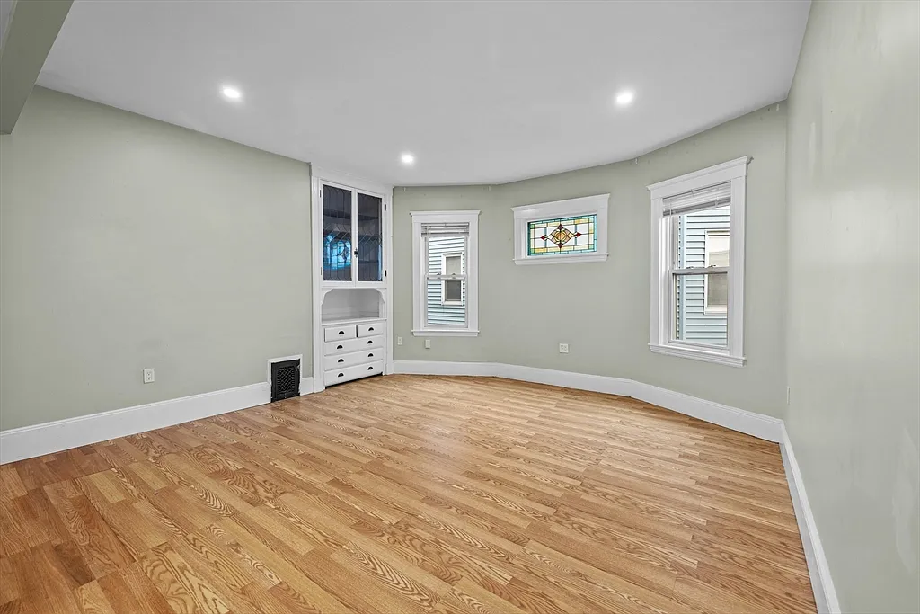 3 bed, 1.0 bath, 1200 sqft, $3,400 — Photo 4