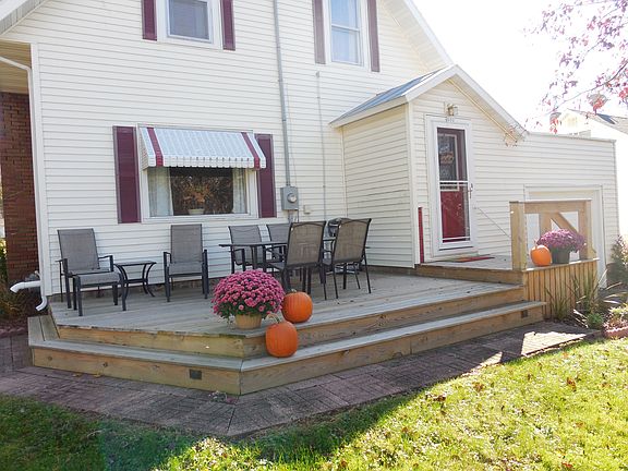 Deck w/ electrical outlets 
