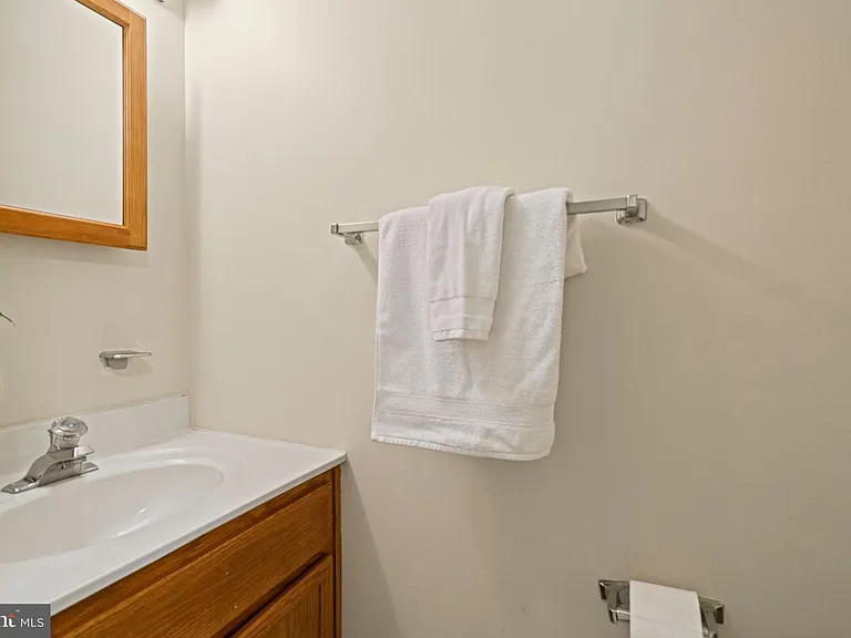 1141 N Vernon St — Photo 20