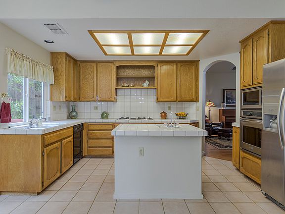3rd image of 141 Baurer Cir