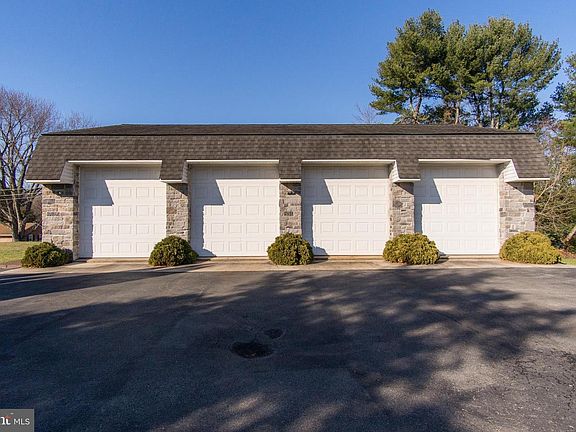 3rd image of 11816 Robinwood Dr