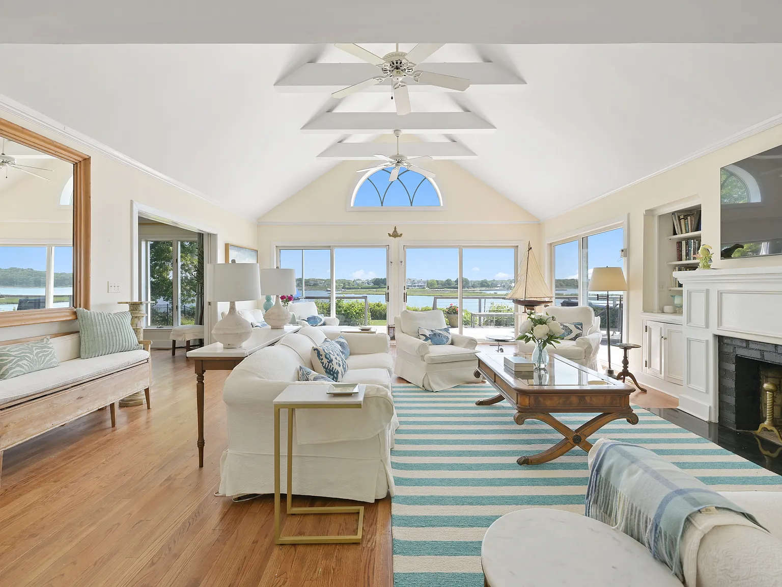 Bring your water toys to this lovely bay front rental! — Photo 4