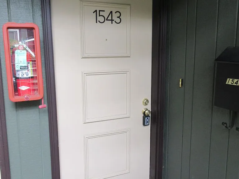 One Bedroom Apartment Close to Downtown — Photo 16