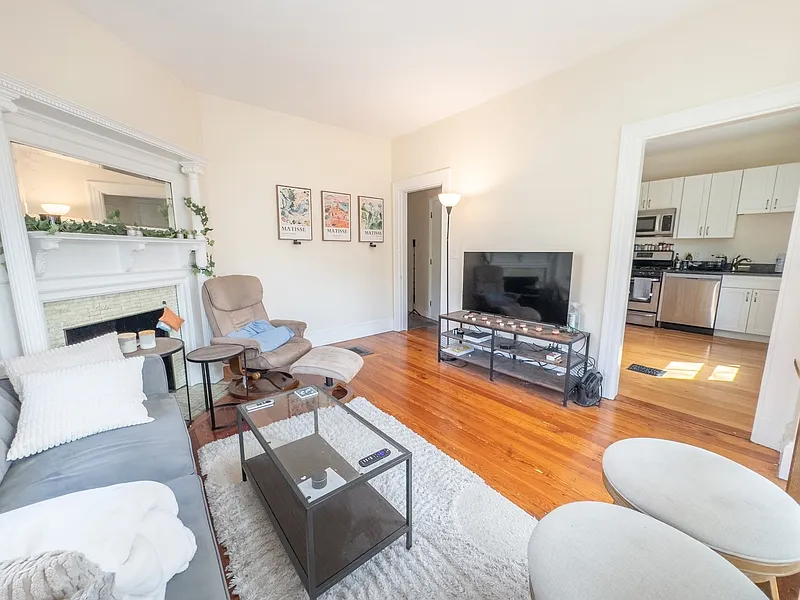 2 bed, 1.0 bath, $3,900 — Photo 3