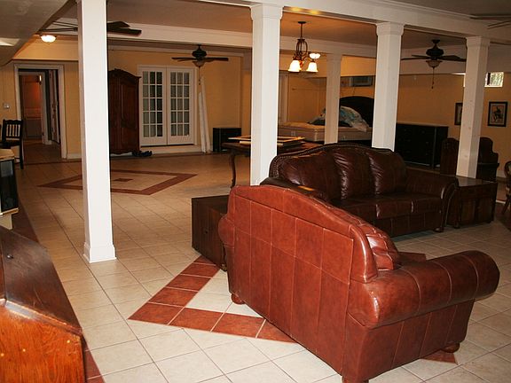 3rd image of 104 Oak St