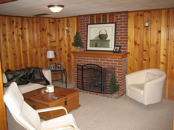 Basement w/ Gas Fireplace