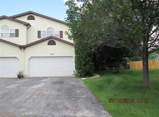 952 Apple Ct, Aurora, IL 60505