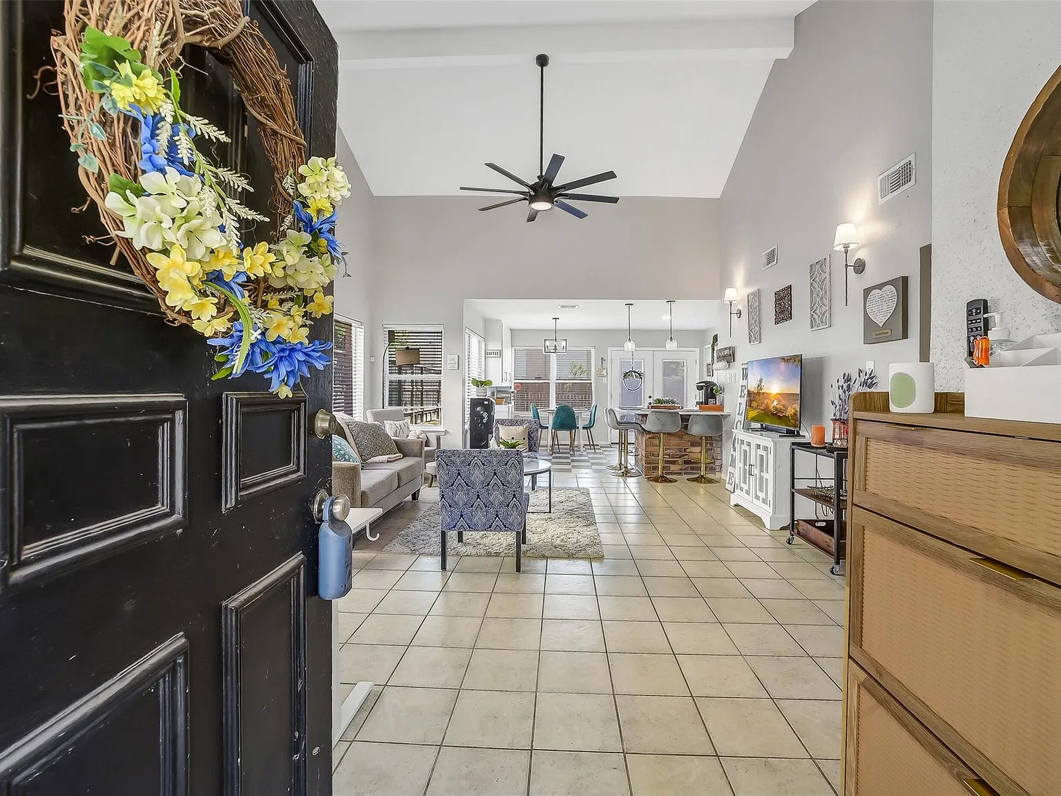 3 bed, 2.0 bath, 1242 sqft, $2,800 — Photo 3