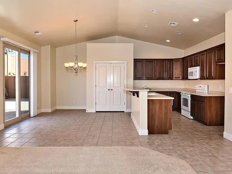 355 E Munich Dr — Photo 4