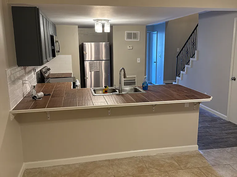 6049 Regent Mnr — Photo 5