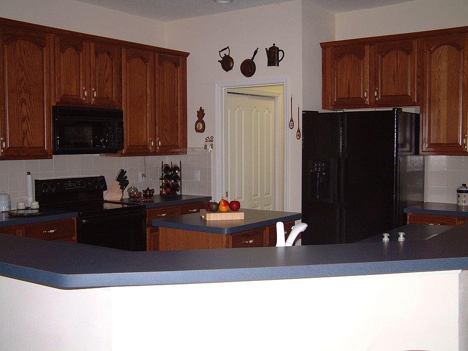 Large Kitchen with pantry and built in desk