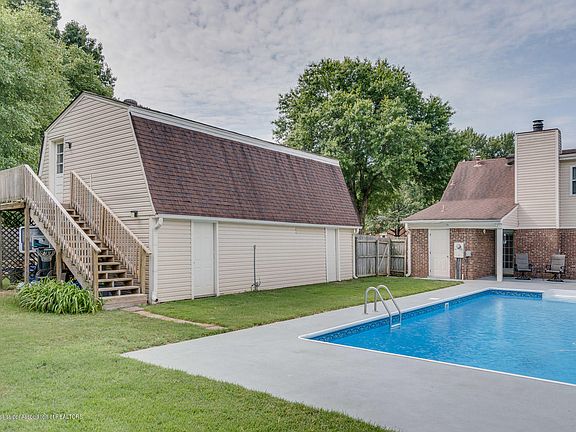 3rd image of 330 Clarington Dr