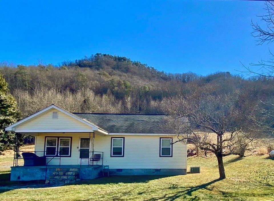 Sweet farm house with private land behind it!