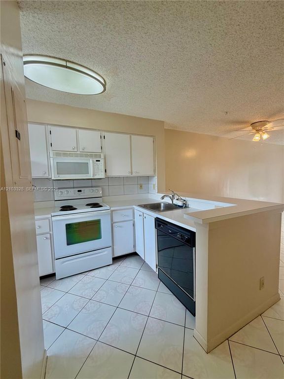 2230 N Cypress Bend Dr APT 308, photo 3