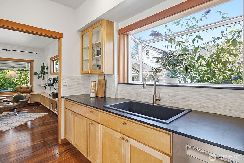 5th image of 4008 31st Avenue S