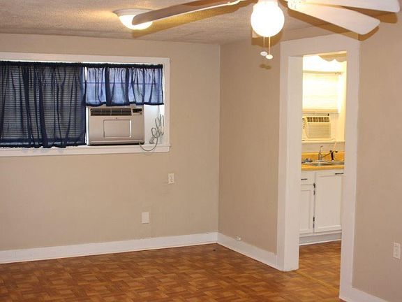 3rd image of 1006 Live Oak St