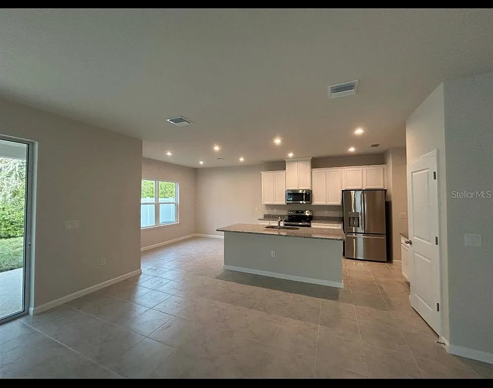 4 bed, 2.5 bath, 2046 sqft, $2,600 — Photo 3