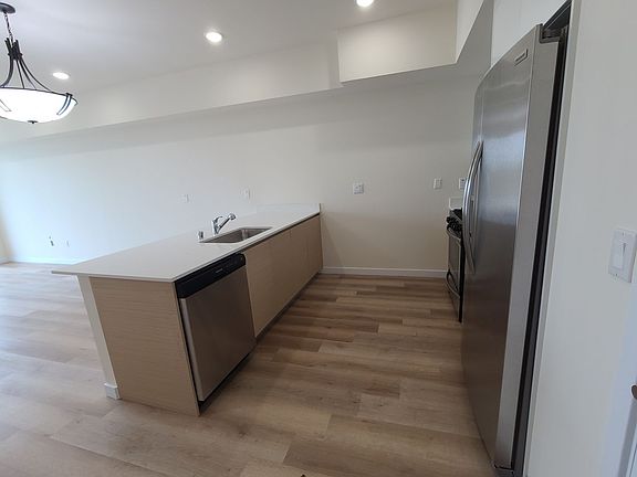 2nd image of 5252 Willowcrest Ave #403A