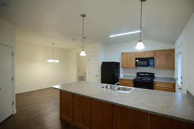 913 Lasso Dr — Photo 3