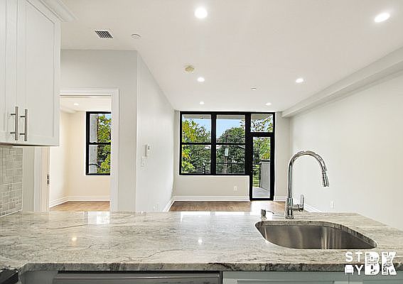 5th image of 948 Herkimer St #2R