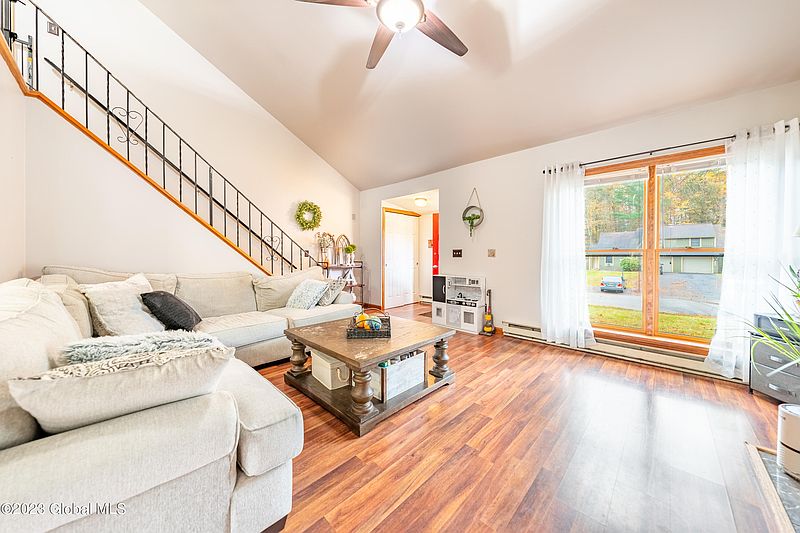 4th image of 239 Thimbleberry Road