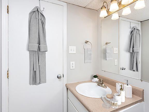 5th image of 3482 Lansdowne Dr #135