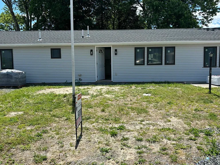 14 Skippers Blvd — Photo 1