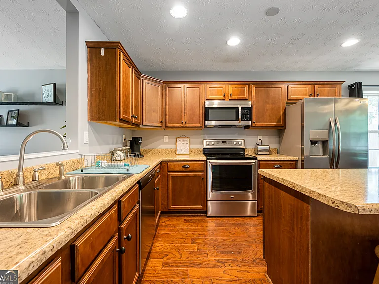 18 Larkspur Ln — Photo 8