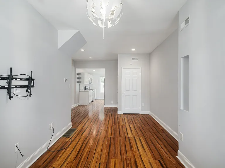 2820 W Stiles St — Photo 5