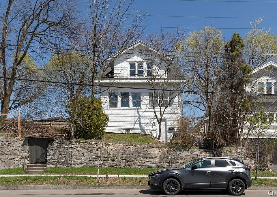 1st image of 608 Carbon St