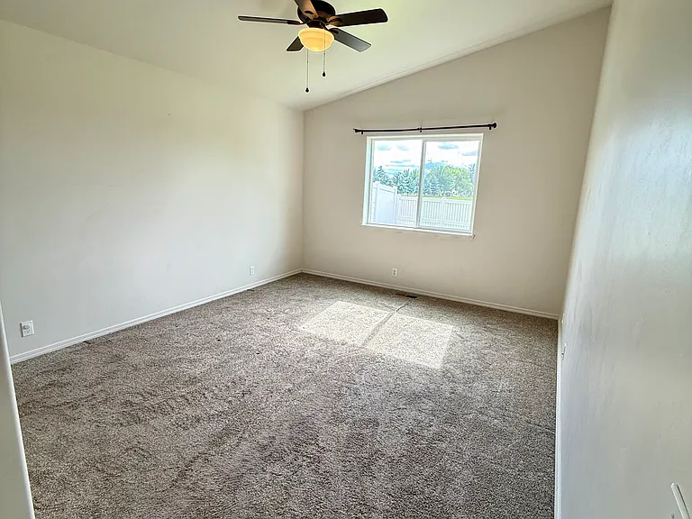 1009 S Date St — Photo 14