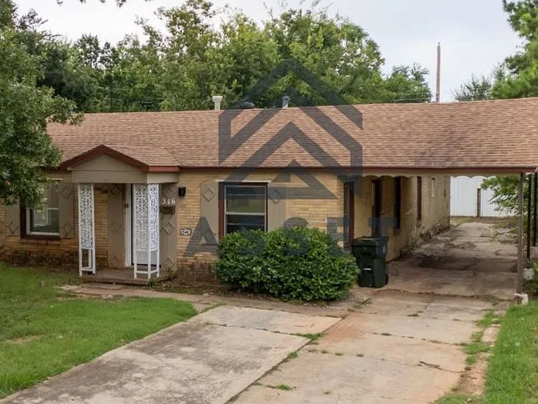 316 E Harmon Dr — Photo 2