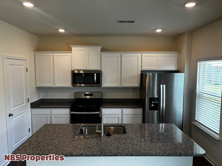 935 Utopia Ln — Photo 8