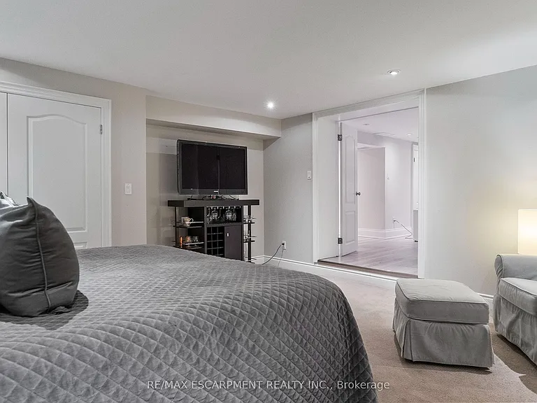 615 Vanessa Cres — Photo 38