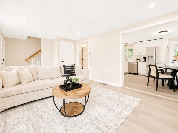 34-36 Hammond St, Bridgewater, MA 02324