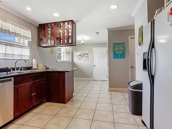 4th image of 2501 Garden Dr