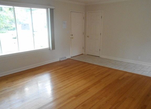 5th image of 29W220 Pine Ave