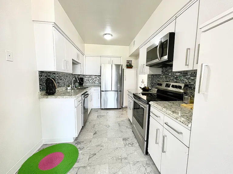 Occidental Towers Apartments — Photo 156